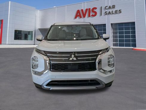 Used 2025 Mitsubishi Outlander SE FWD image 2