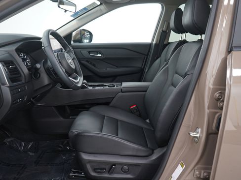 Used 2024 Nissan Rogue SV w/ SV Premium Package image 23