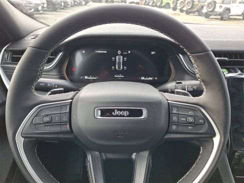 New 2025 Jeep Grand Cherokee Altitude image 10