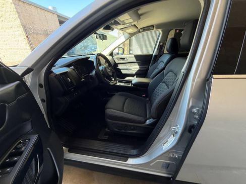 Used 2025 Nissan Pathfinder SV FWD image 29