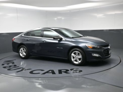 Used 2020 Chevrolet Malibu LS FWD image 2