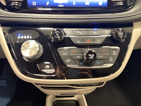 Used 2021 Chrysler Pacifica Touring-L FWD image 9