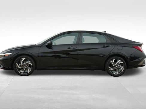 Certified 2025 Hyundai Elantra SEL image 4