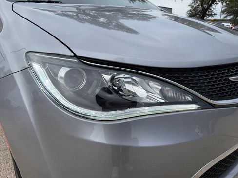 Used 2018 Chrysler Pacifica Limited FWD image 10