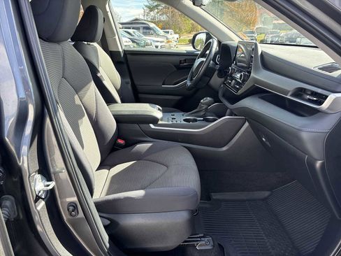 Used 2023 Toyota Highlander LE FWD image 26
