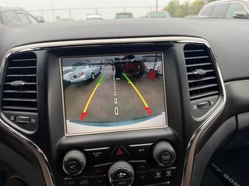 Used 2017 Jeep Grand Cherokee Laredo w/ Quick Order Package 23E AWD/4WD image 14