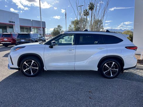 Used 2021 Toyota Highlander XSE image 2