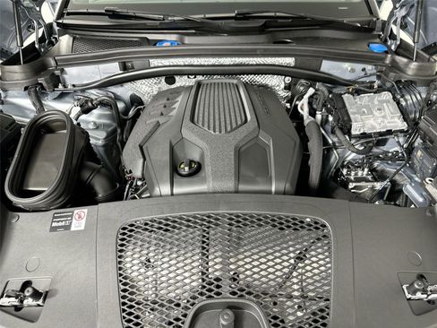 Certified 2025 Porsche Macan Turbo AWD/4WD image 39