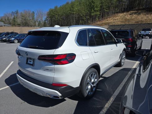 New 2026 BMW X5 xDrive40i w/ Premium Package AWD/4WD image 2