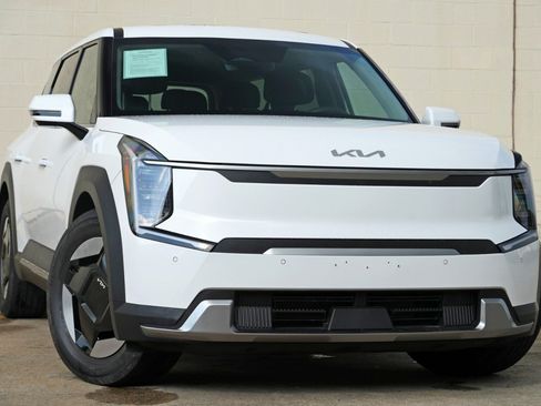 Used 2026 Kia EV9 Light RWD image 2