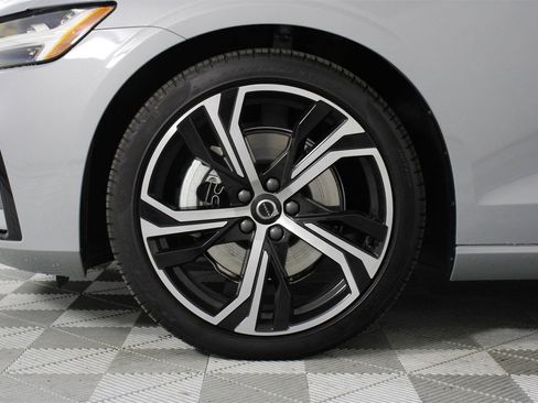 Certified 2024 Volvo S60 B5 Core image 28