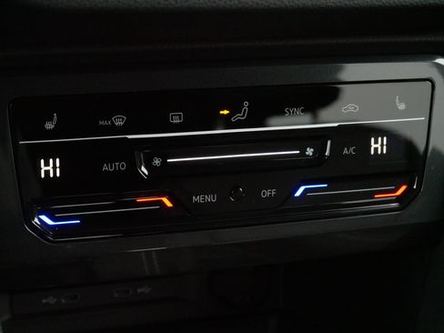 Certified 2024 Volkswagen Tiguan SE image 23