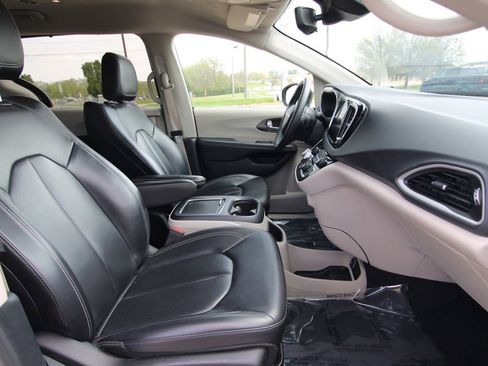 Used 2023 Chrysler Pacifica Touring-L image 8