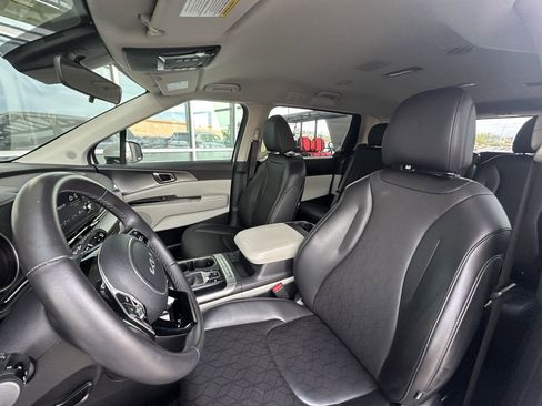 Used 2024 Kia Carnival LX image 31