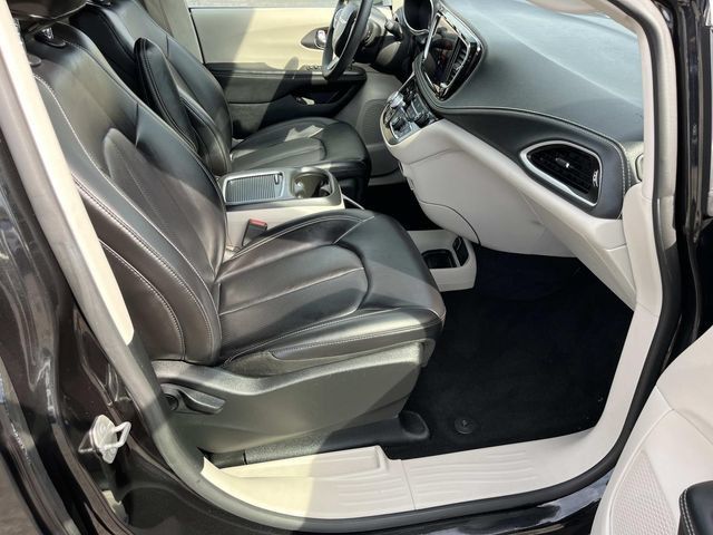 Used 2023 Chrysler Pacifica Touring-L FWD image 24