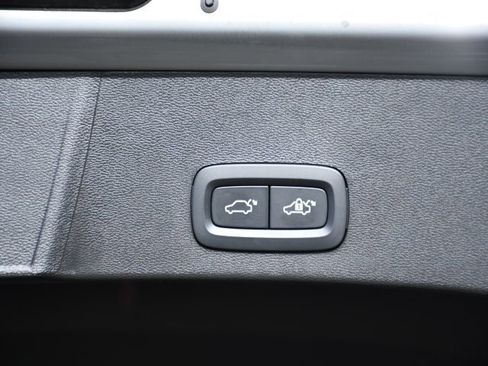 Used 2025 Volvo XC40 B5 Plus image 27