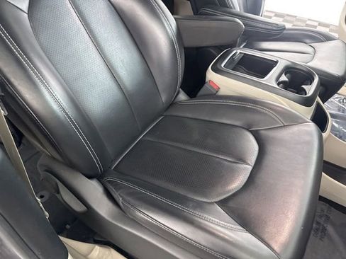 Used 2023 Chrysler Pacifica Touring-L image 30