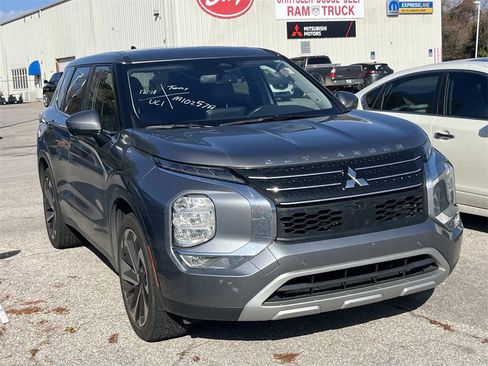 Used 2023 Mitsubishi Outlander SE image 3