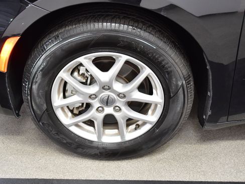 Used 2025 Chrysler Pacifica Select FWD image 34