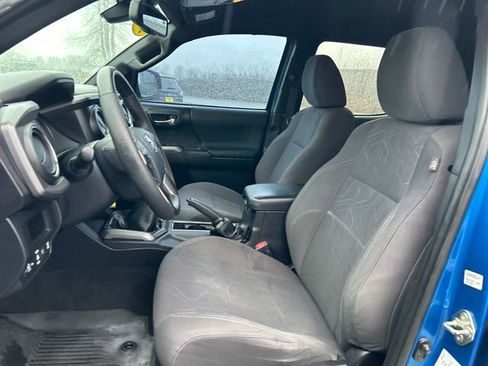 Used 2018 Toyota Tacoma TRD Sport image 14