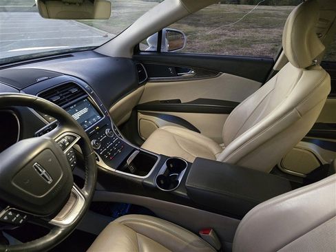 Used 2019 Lincoln Nautilus Select image 9