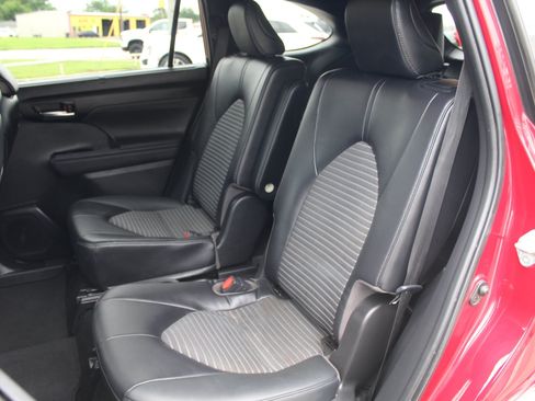 Used 2023 Toyota Highlander XSE FWD image 25