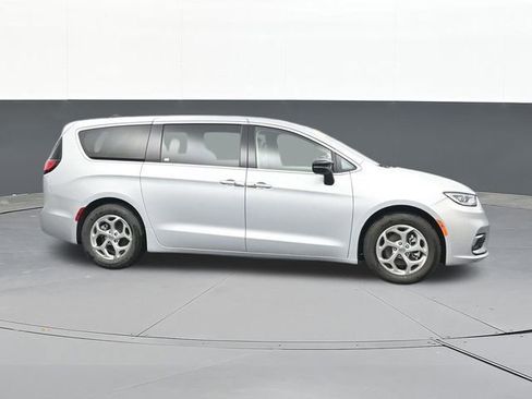 Used 2024 Chrysler Pacifica Limited FWD image 19