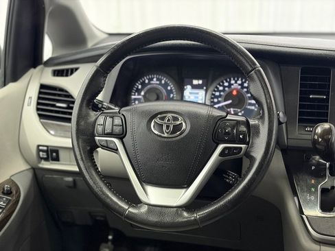 Used 2020 Toyota Sienna XLE FWD image 21