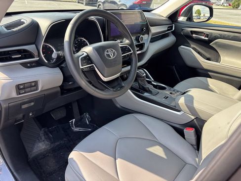 Certified 2024 Toyota Highlander XLE FWD image 18