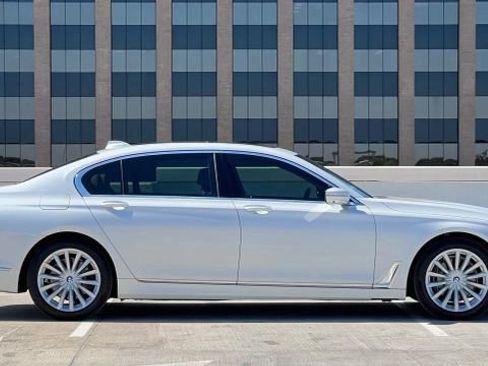 Used 2018 BMW 740i image 6