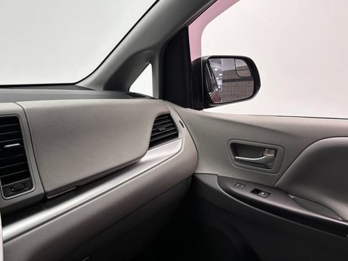 Used 2015 Toyota Sienna LE FWD image 20