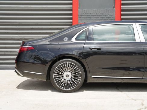 Used 2024 Mercedes-Benz Maybach S 580 4MATIC w/ Manufaktur Leather Package image 9