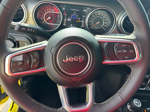 Used 2023 Jeep Gladiator Overland AWD/4WD image 13