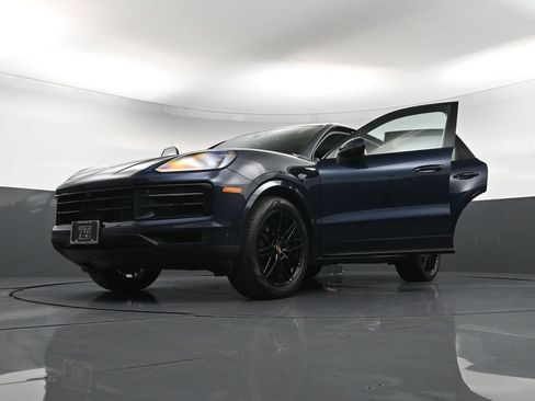 Certified 2025 Porsche Cayenne AWD/4WD image 37