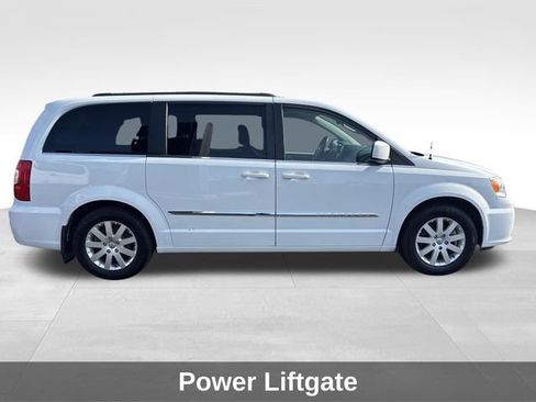 Used 2015 Chrysler Town & Country Touring FWD image 7