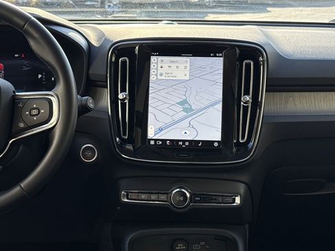 Used 2025 Volvo XC40 B5 Core image 30