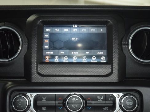 Used 2018 Jeep Wrangler Unlimited Sahara image 32