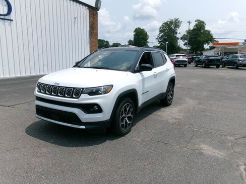 Used 2025 Jeep Compass Limited AWD/4WD image 2
