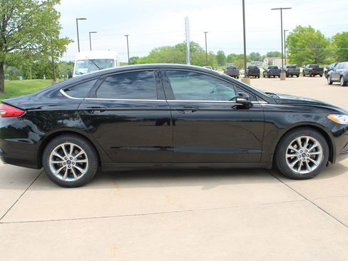 Used 2017 Ford Fusion SE FWD image 4