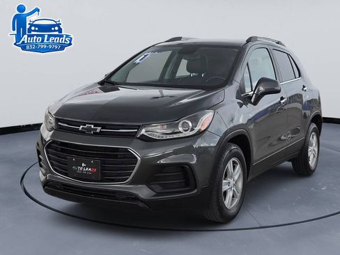 Used 2017 Chevrolet Trax LT w/ LT Convenience Package AWD/4WD image 3
