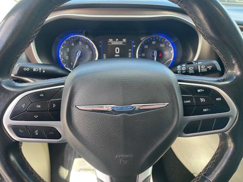 Used 2018 Chrysler Pacifica Touring-L image 18