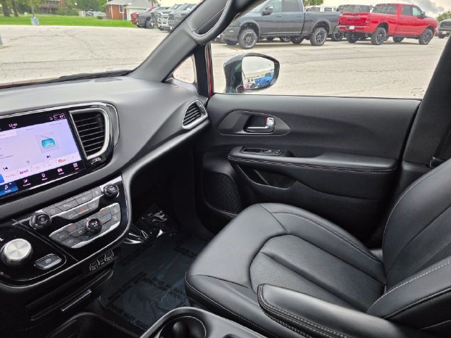 Certified 2025 Chrysler Pacifica Select FWD image 33