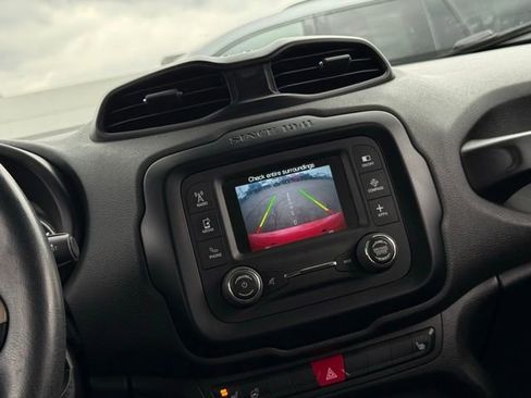 Used 2017 Jeep Renegade Latitude w/ Popular Equipment Group image 4