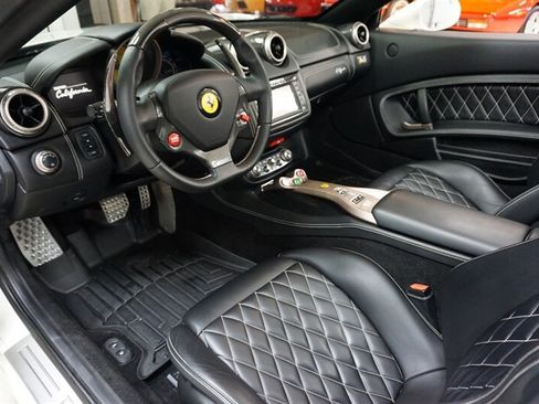 Used 2014 Ferrari California RWD image 2