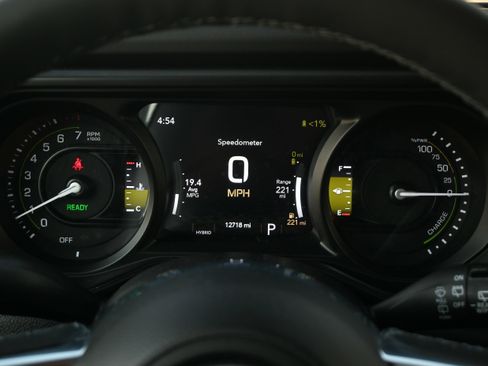 Used 2025 Jeep Wrangler Sahara image 12