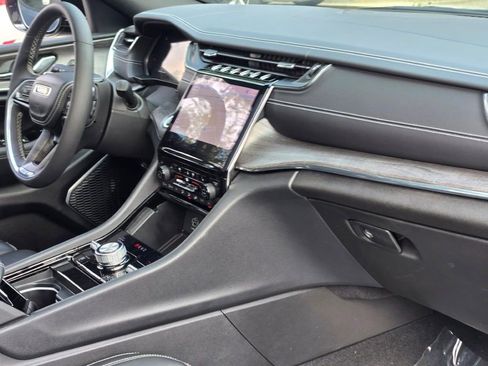 Certified 2024 Jeep Grand Cherokee Overland w/ Luxury Tech Group IV image 7