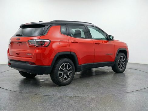 Used 2025 Jeep Compass Trailhawk image 9