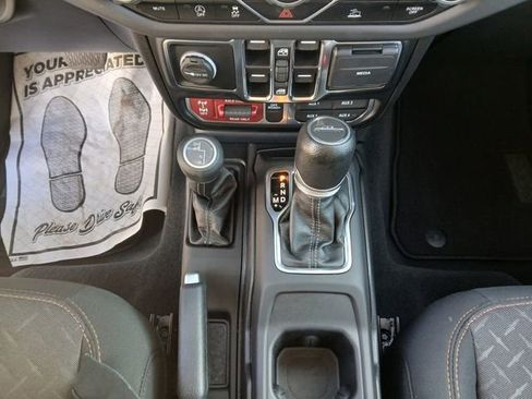Used 2024 Jeep Gladiator Mojave AWD/4WD image 28