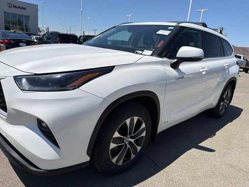 Used 2021 Toyota Highlander XLE AWD/4WD image 11
