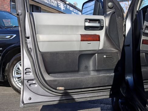 Used 2017 Toyota Sequoia Platinum image 36